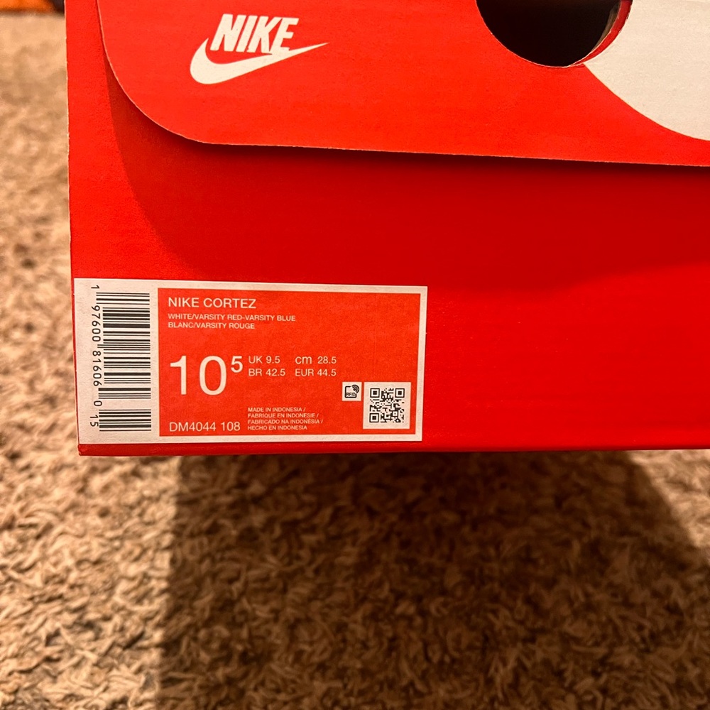 Nike Men's White and Red Classic Sneakers - Picture 3 of 3